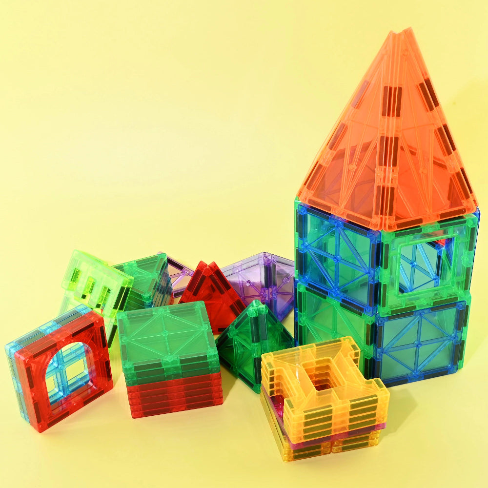 Figurer og bygninger i 3D skabt med farvede magnet brikker.