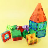 Figurer og bygninger i 3D skabt med farvede magnet brikker.