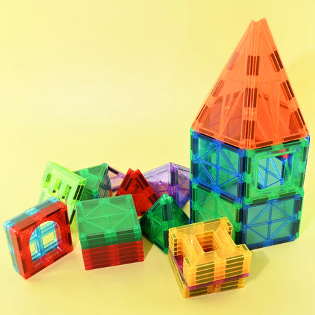 Figurer og bygninger i 3D skabt med farvede magnet brikker.