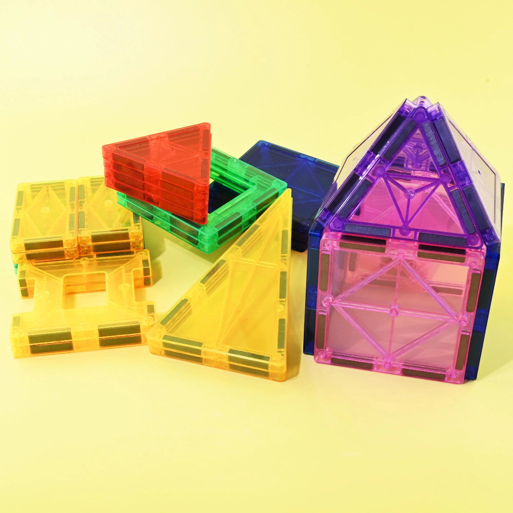 Figurer og bygninger i 3D skabt med farvede magnet brikker.