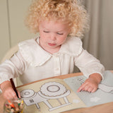 Barn tegner i malebog med motiver af bondegården fra Little Dutch. God fra 2 år og op