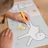 Barn tegner et får i malebog med motiver af bondegården fra Little Dutch. God fra 2 år og op