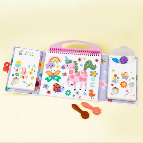 Farverigt malesæt med enhjørning, smilende bivoksfarver og genanvendelige klistermærker fra Haku Yoka hos Nordic Simply