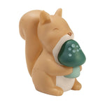 Natlampe Egern - Sov trygt. Sød lampe med egern, der holder en blå svamp, perfekt til børneværelset.