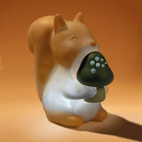 Natlampe Egern - Sov trygt, en sød lampe med egern der holder en svamp og giver blødt lys.