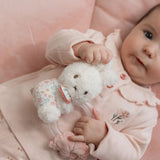 Rangle til baby Kanin- Lille baby holder Miffy kanin rangle i pastel rosa nuancer.