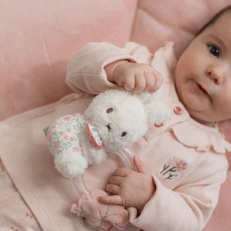 Rangle til baby Kanin- Lille baby holder Miffy kanin rangle i pastel rosa nuancer.