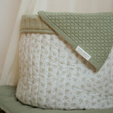 Opbevaringskurv stor quiltet kurv i øko-tex® certificeret bomuld her set med grøn nusseklud.