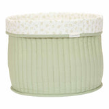 Stor vendbar opbevaringskurv i grøn farve til opbevaring på puslepladsen.