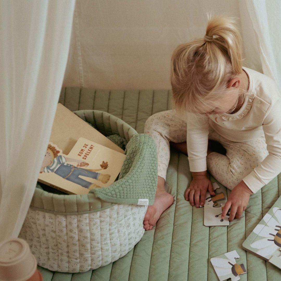 Barn leger på gulv med legetøj i stor quiltet opbevaringskurv, Øko-tex® i natur farver.