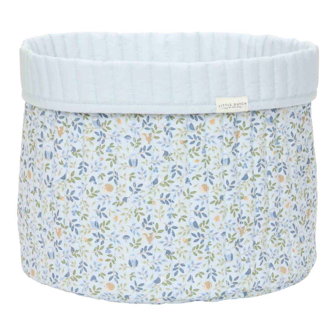 Stor rund opbevaringskurv med blomster og lyseblå ombukket kant. Kurven er quiltet  i 100% økologisk bomuld og kan vendes. Fra Little Dutch Forest Adventure kollektion.