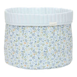 Stor rund opbevaringskurv med blomster og lyseblå ombukket kant. Kurven er quiltet  i 100% økologisk bomuld og kan vendes. Fra Little Dutch Forest Adventure kollektion.