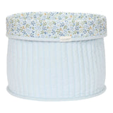 Stor rund opbevaringskurv i lyseblå med blomstret kant. Kurven er quiltet i 100% økologisk bomuld og kan vendes. Fra Little Dutch Forest Adventure kollektion.