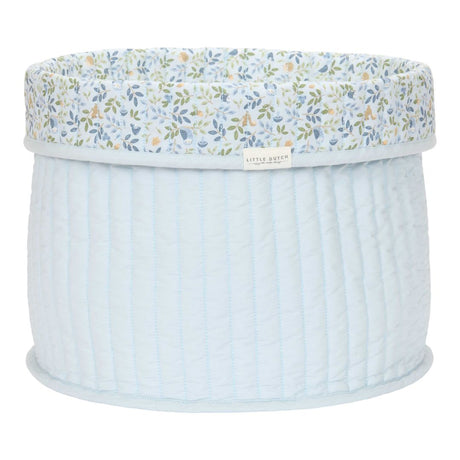 Stor rund opbevaringskurv i lyseblå med blomstret kant. Kurven er quiltet i 100% økologisk bomuld og kan vendes. Fra Little Dutch Forest Adventure kollektion.