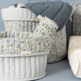 2 runde opbevaringskurve i lyseblå med blomstret ombukket kant, 1 stor kurv og 1 lille kurv med stofbleer ved pusleplads. Kurvene er quiltet  i 100% økologisk bomuld og kan vendes. Fra Little Dutch Forest Adventure kollektion.