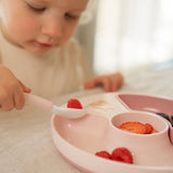 barn spiser fra tallerken med rosa babyske, let at holde på for små hænder fra Mepal x Little Dutch.