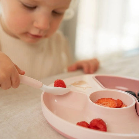 barn spiser fra tallerken med rosa babyske, let at holde på for små hænder fra Mepal x Little Dutch.