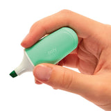 Overstregningstuscher 5 farver - pastel, en hånd holder en grøn pastel farvet tusch fra OOLY.