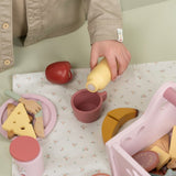 Barn leger med rosa picnicsæt i træ til rolle-og fantasileg. Indeholder picnictæppe, kopper, tallerkener, bestik, brød, kager, frugt og andre gode sager. Legesæt fra Little Dutch i høj kvalitet.