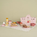 rosa picnicsæt i træ til rolle-og fantasileg, her set på grøn baggrund. Indeholder picnictæppe, kopper, tallerkener, bestik, brød, kager, frugt og andre gode sager. Legesæt fra Little Dutch i høj kvalitet.