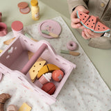 barn leger med vandmelon fra rosa picnicsæt i træ til rolle-og fantasileg. Indeholder picnictæppe, kopper, tallerkener, bestik, brød, kager, frugt og andre gode sager. Legesæt fra Little Dutch i høj kvalitet.