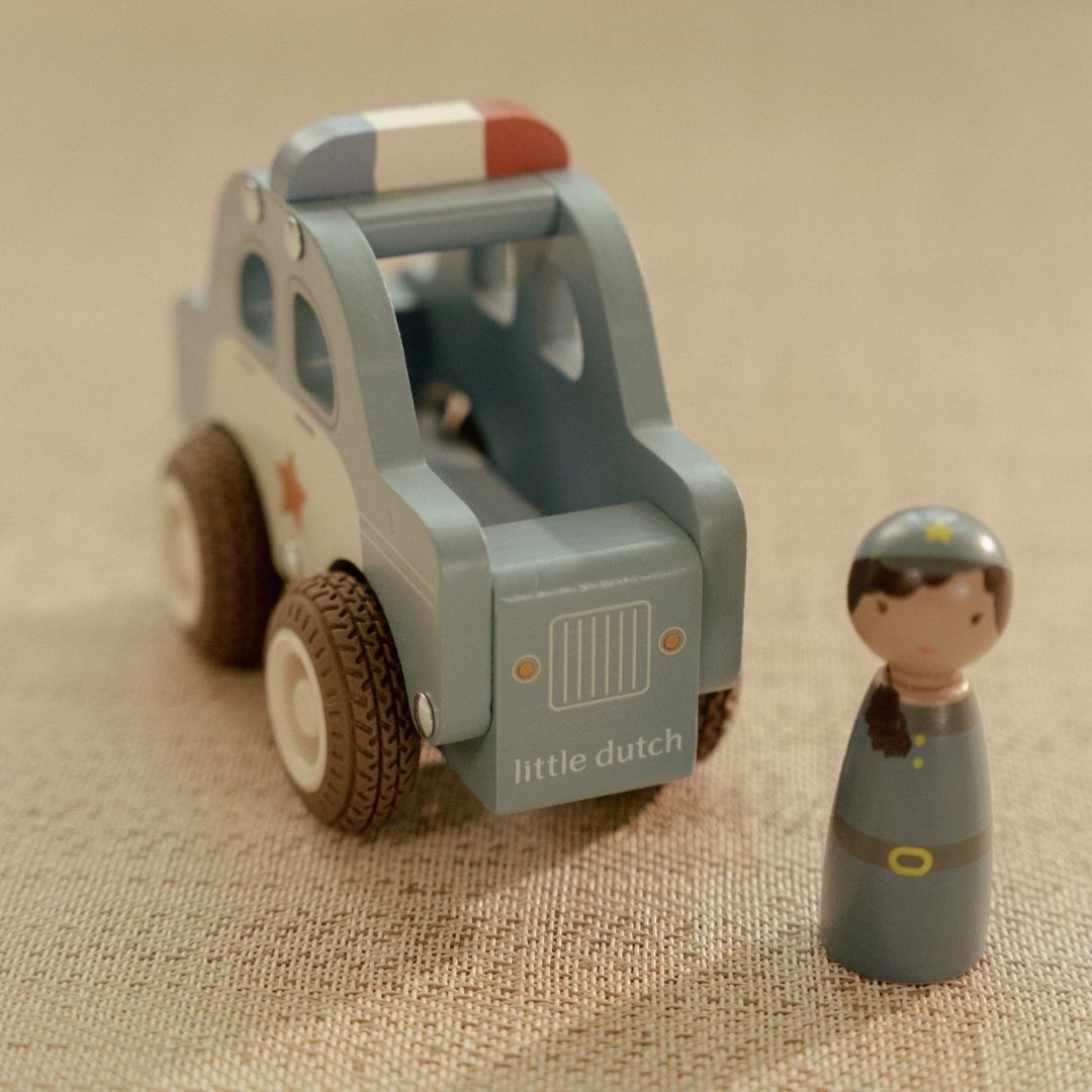 Politibil med træfigur fra Little Dutch, perfekt til sjove rollelege