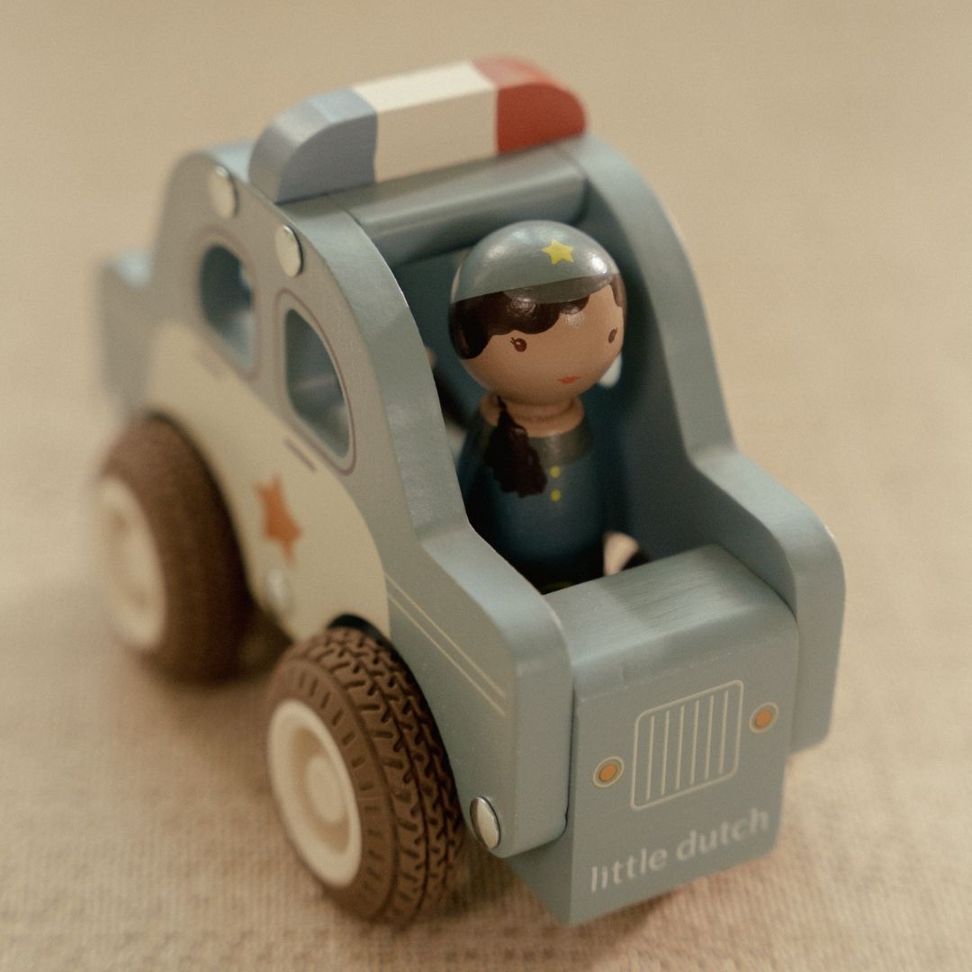 Politibil med træfigur fra Little Dutch, perfekt til rolleleg med en lille politibetjent.