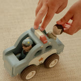 Politibil med træfigur i brug, sødt barn leger med robust politibil fra Little Dutch