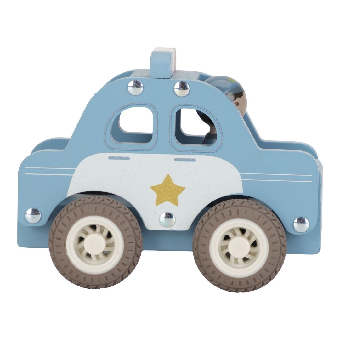 Politibil med træfigur, blå politibil i træ med en figur indeni og gule detaljer.