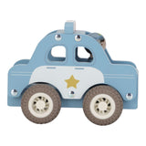 Politibil med træfigur, blå politibil i træ med en figur indeni og gule detaljer.