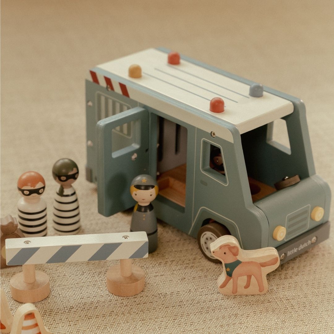 Politibil med træfigurer og hund, legesæt med politibetjent, tyve og vejspærring.