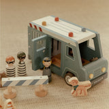 Politibil med træfigurer og hund, legesæt med politibetjent, tyve og vejspærring.