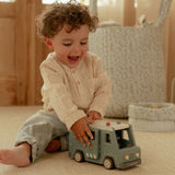 Barn der leger med politibil med træfigurer og hund fra Little Dutch. Glade øjeblikke med lege og eventyr