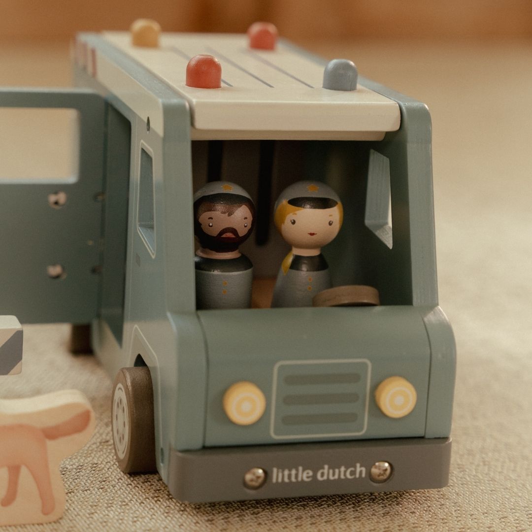 Politibil med træfigurer og hund. Flot politibil i træ med to træfigurer og lys på taget.