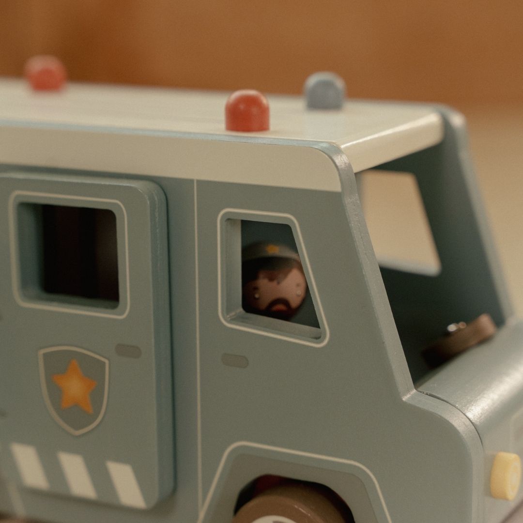 Politibil med træfigurer og hund - set med detalje af politibil med figur i vindue