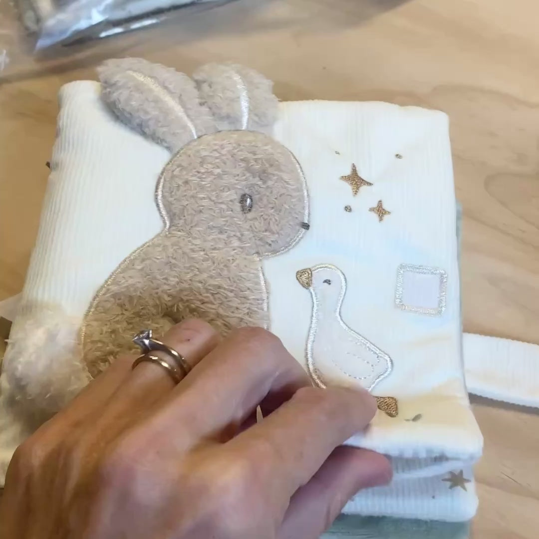 Blød aktivitetsbog til baby med kanin, vist med sider hos Nordic Simply