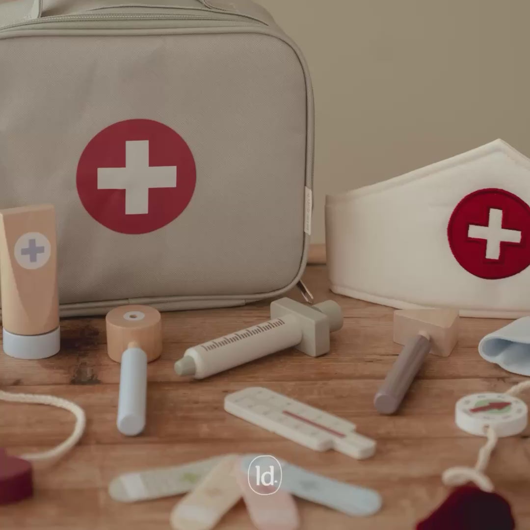 barn leger med lægesæt i træ fra Little Dutch i grøn taske med masser af lægeudstyr, set hos Nordic Simply