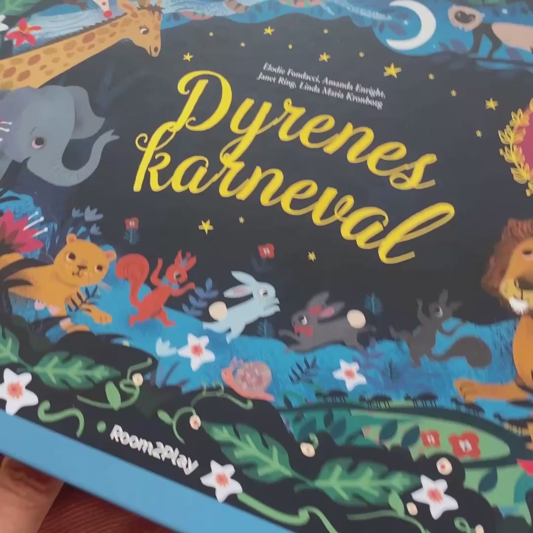 Dyrenes Karneval, en smuk bog med illustrationer, papirklip og musik, her demonstreret hos Nordic Simply.