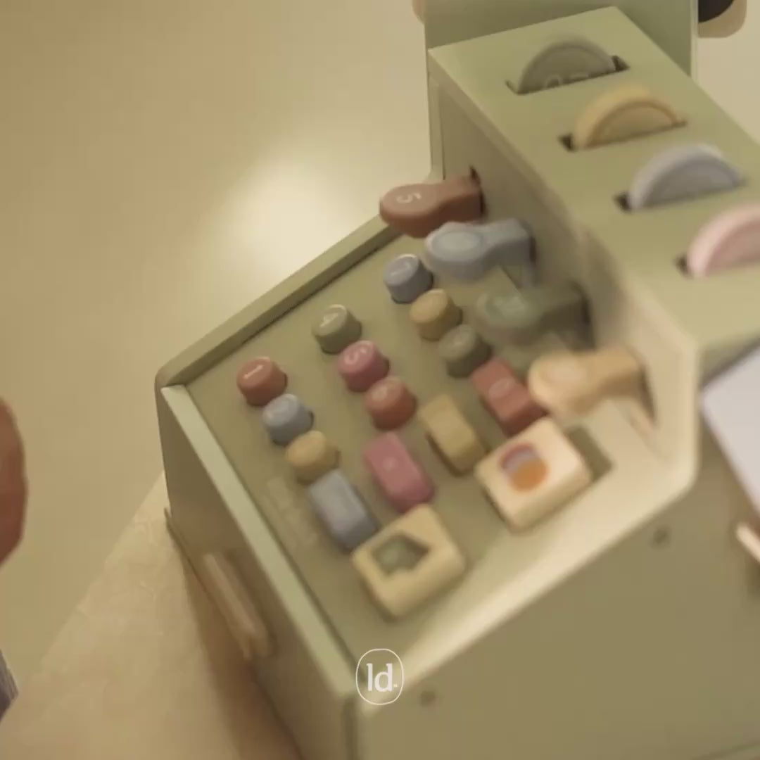 barn leger med kasseapparat i træ fra Little Dutch, med mønter, sedler, knapper, skuffe on en scanner, perfekt til at lege købmand, set hos Nordic Simply