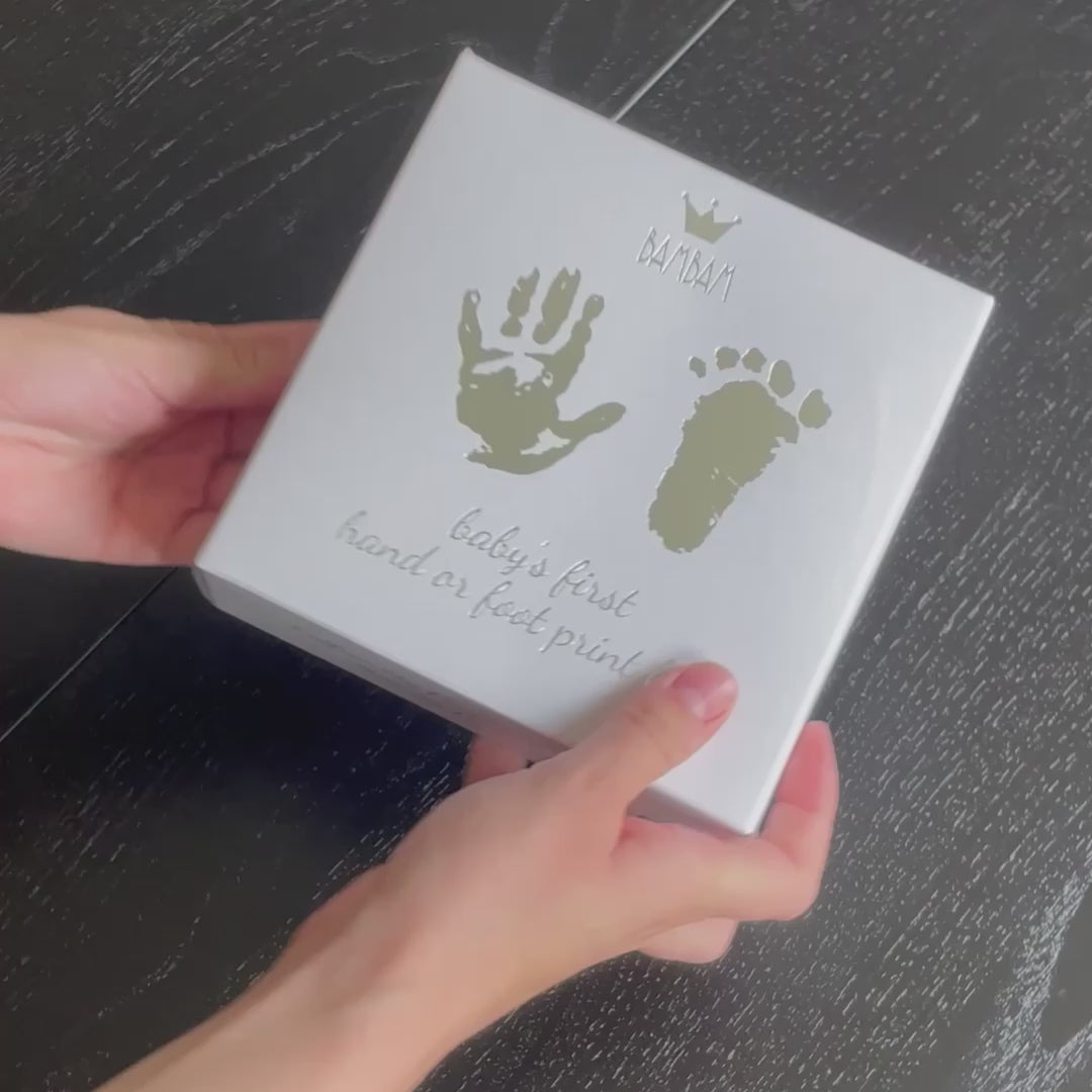 Hænder holder sæt til at lave babys første hånd og fodaftryk i gips fra BamBam hos Nordic Simply