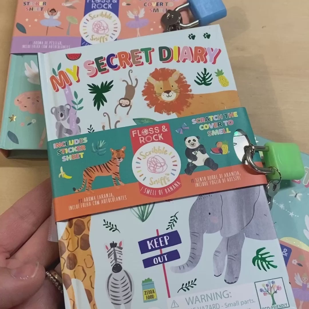 Dagbog med nøgle og duft fra Floss & Rock vises frem hos Nordic Simply