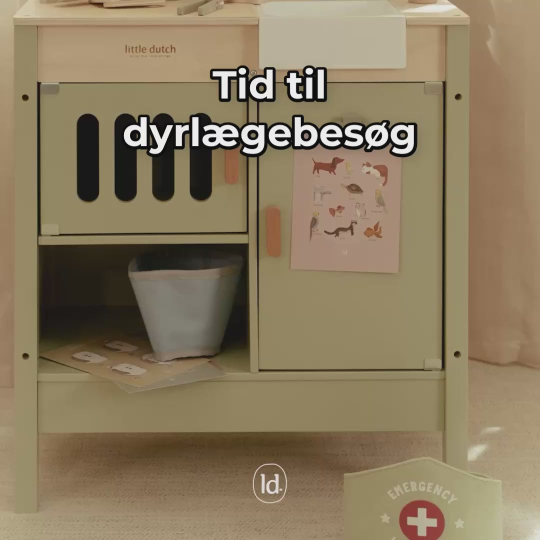 Barn leger i Little Dutch dyrlægeklinik  i lysegrøn med bamsehund og bamsekat samt masser af udstyr og tilbehør.