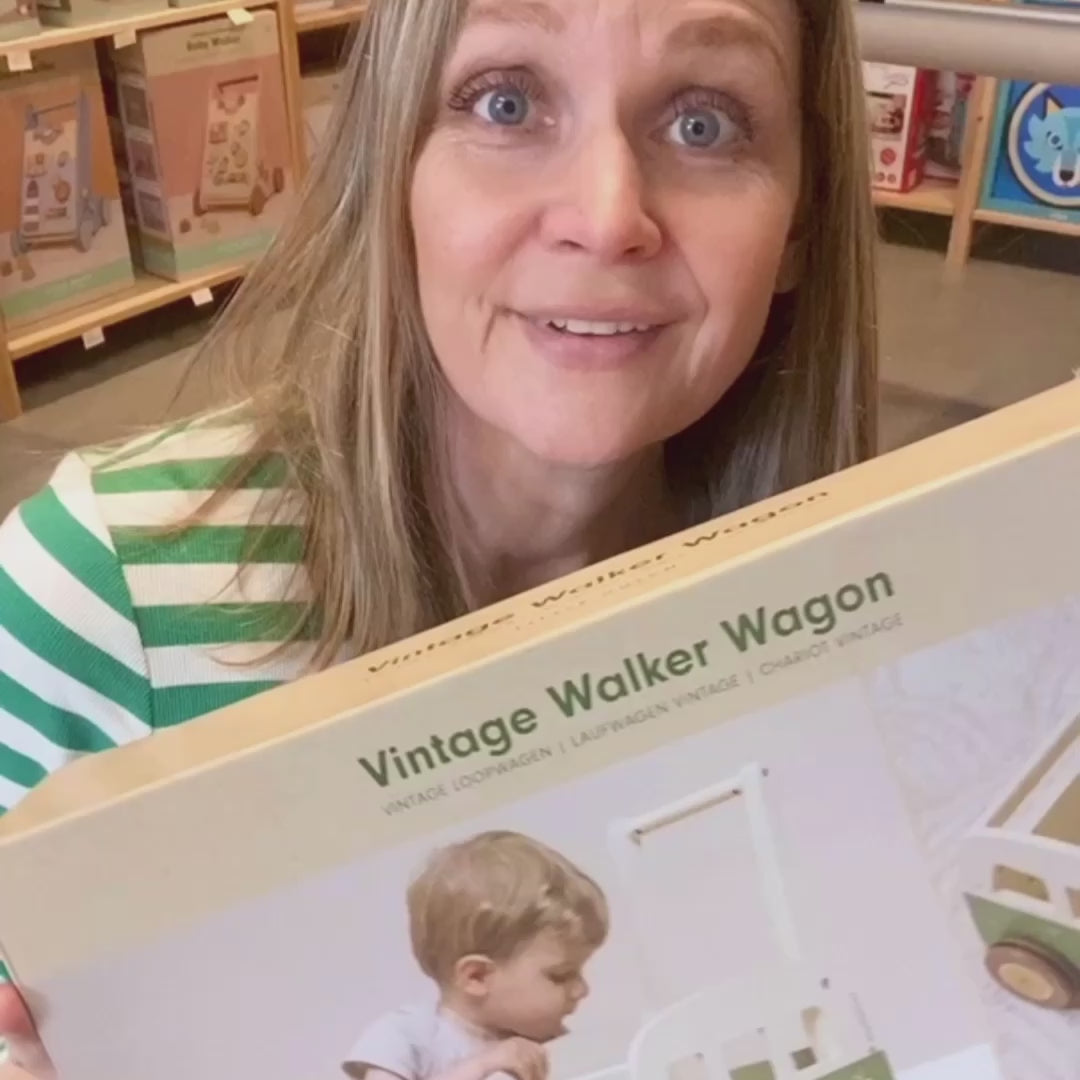 Rikke fra Nordic Simply samler gåvogn i træ fra Little Dutch, der ligner et klassisk folkevognsrugbrød.