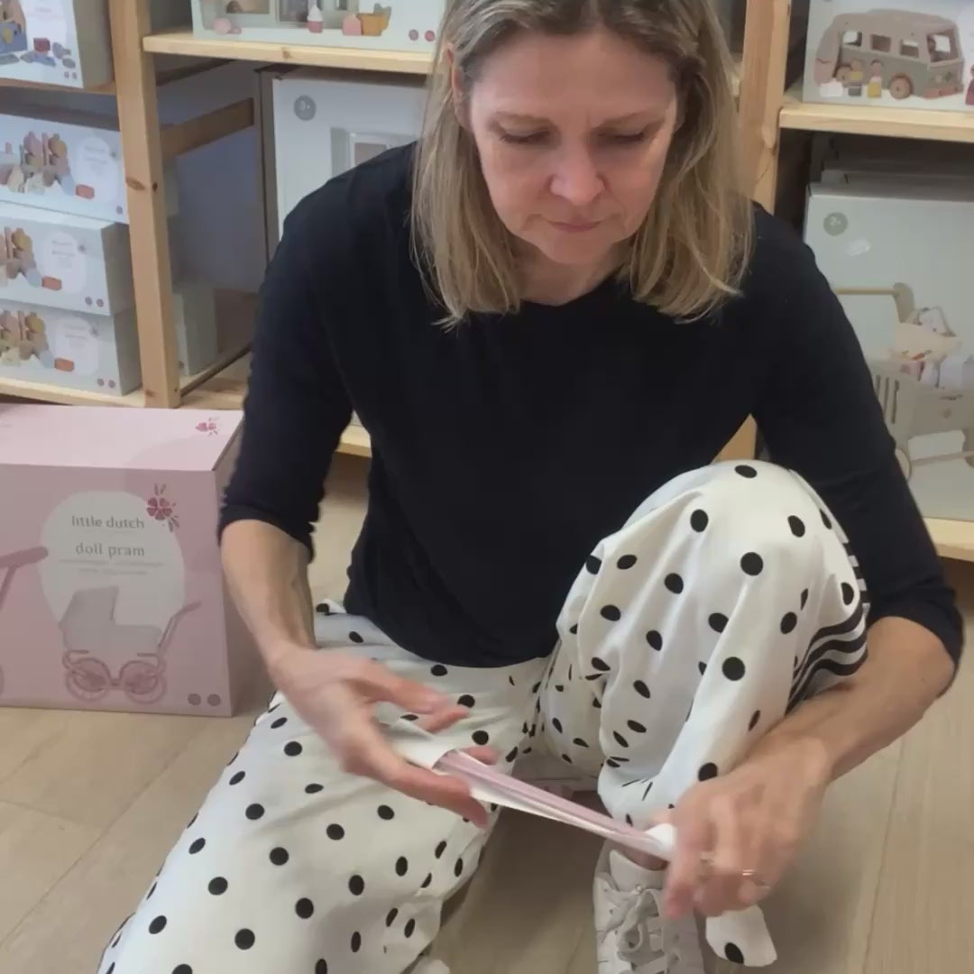 Rikke fra Nordic Simply samler en barnevogn til dukke i butikken Nytorv 4,  Store Heddinge