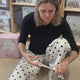 Rikke fra Nordic Simply samler en barnevogn til dukke i butikken Nytorv 4,  Store Heddinge