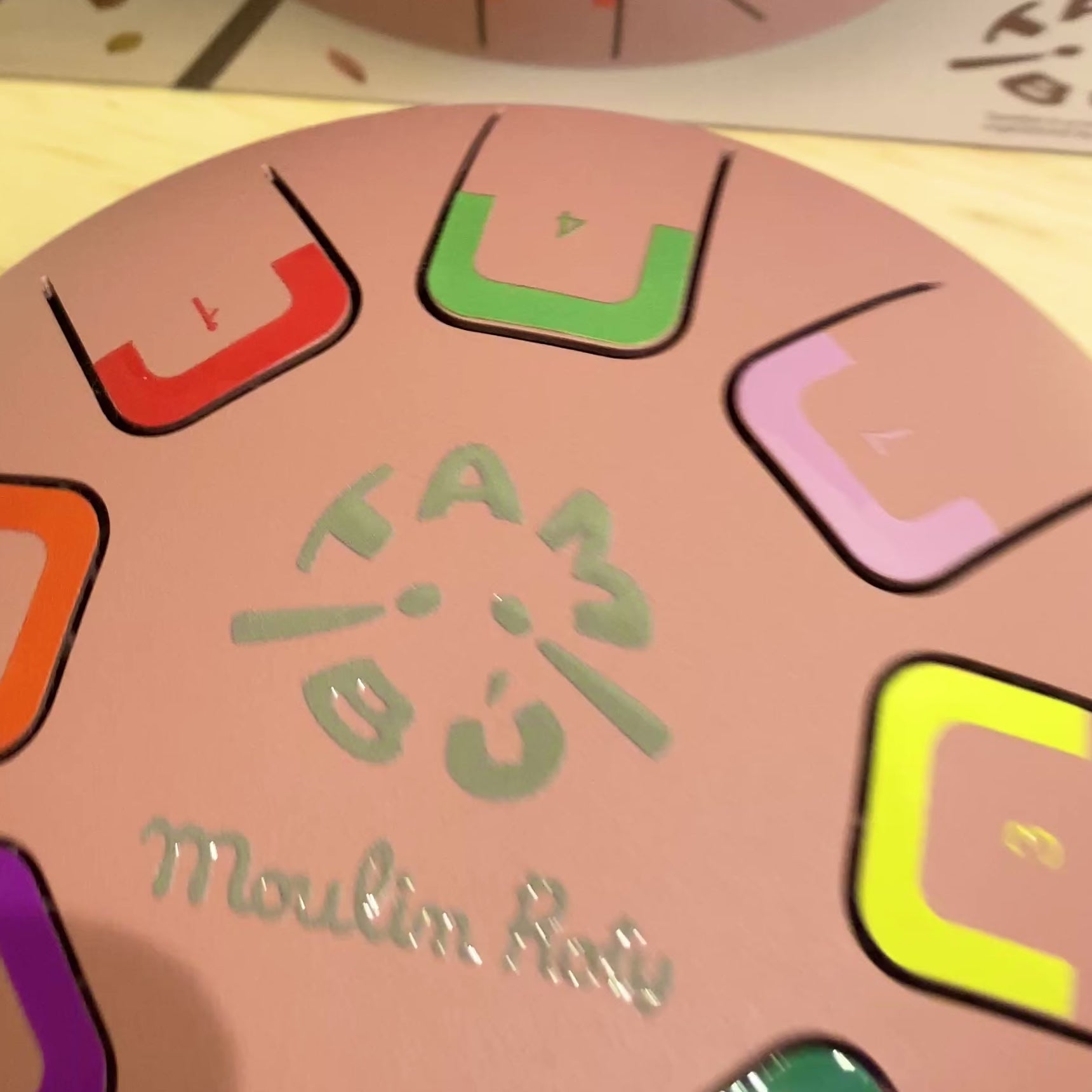 Rosa sansetromme fra Moulin Roty demonstreres hos Nordic Simply