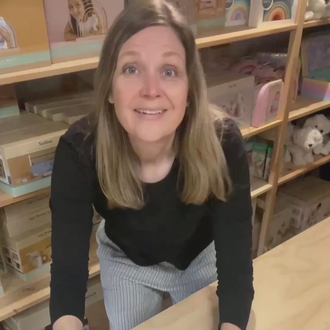 Rikke fra Nordic Simply viser, hvordan du bruger et "Jeg er blevet væk"-armbånd til dit barn.