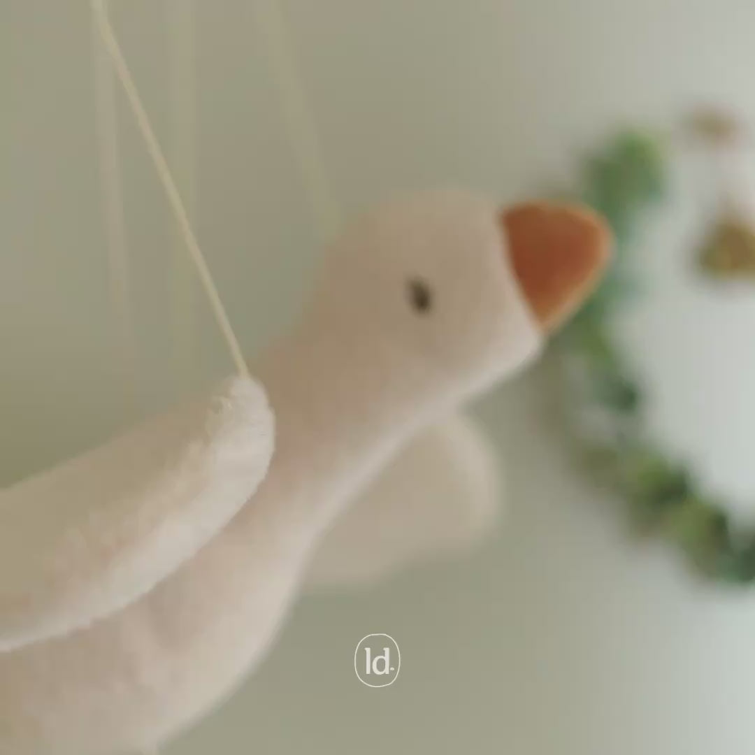 gås mobile flyver i lyst værelse, fås hos Nordic Simply