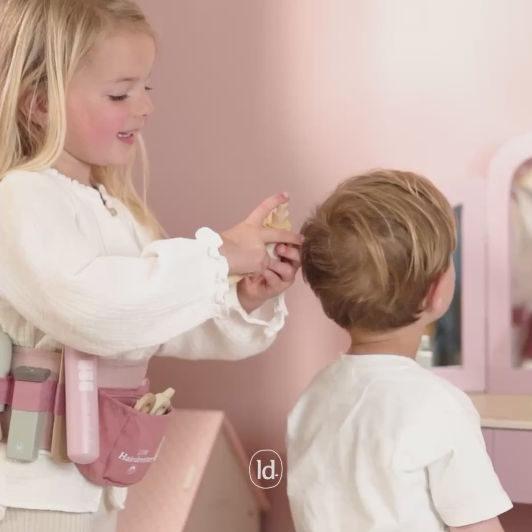 børn leger med rosa frisørsæt i træ fra Little Dutch,, men masser af udstyr til at lege salon, set hos Nordic Simply