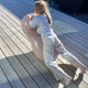 Barn leger med stor rosa peanutformet balancebold hos Nordic Simply